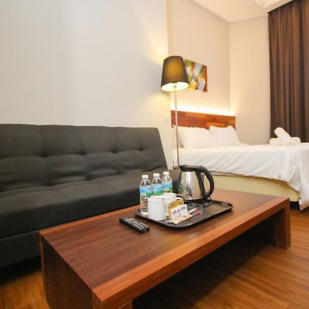 The Riverbank Hotel Kuantan Exterior photo