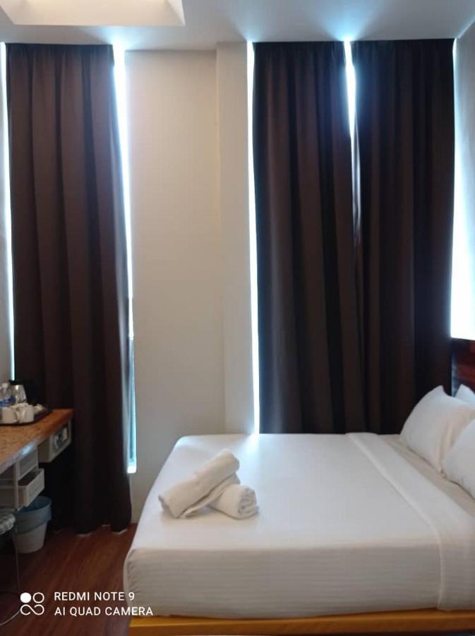 The Riverbank Hotel Kuantan Exterior photo