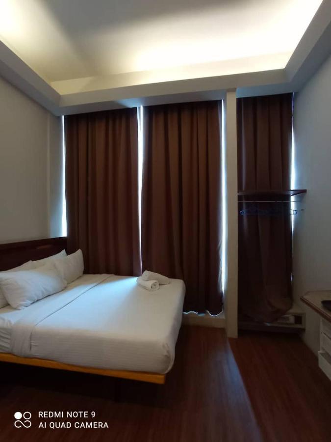 The Riverbank Hotel Kuantan Exterior photo