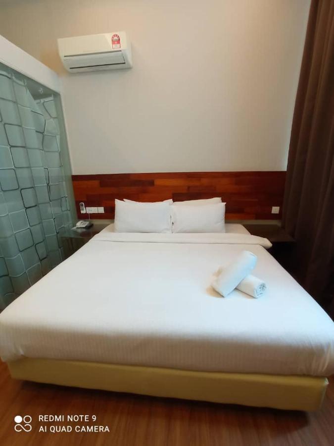 The Riverbank Hotel Kuantan Exterior photo