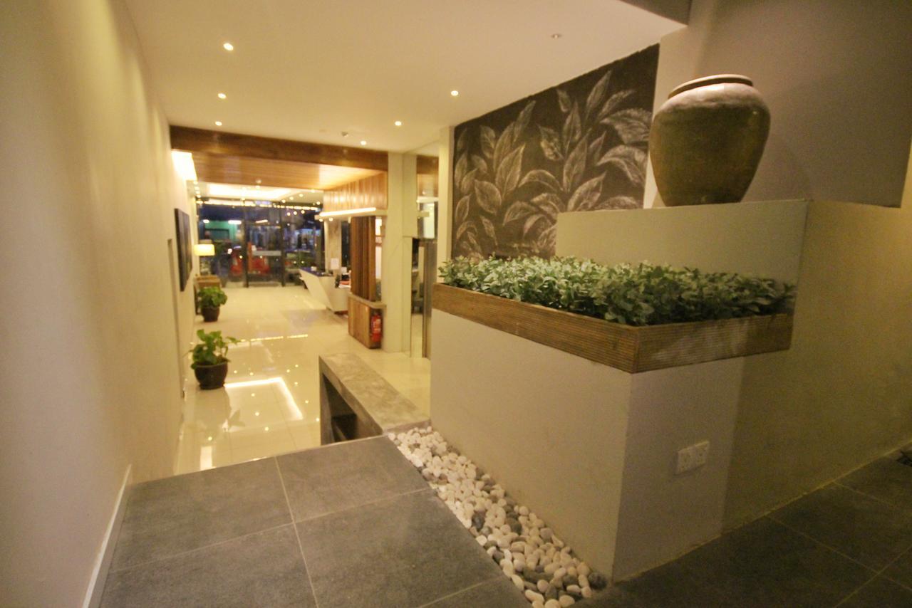 The Riverbank Hotel Kuantan Exterior photo